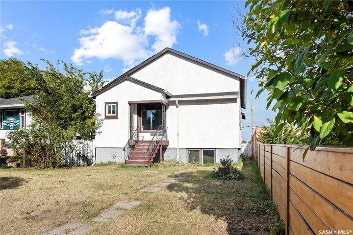 Property Photo:  1657 Garnet Street  SK S4T 2Z1 