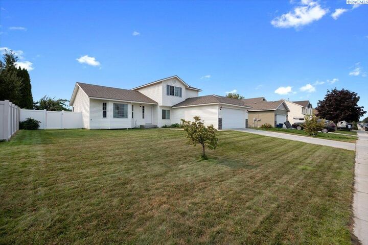 Property Photo: 7806 Snoqualmie Dr. WA 99301