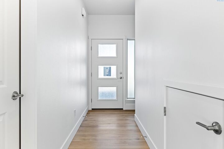 Property Photo: 1140 S Underwood Pl WA 99337