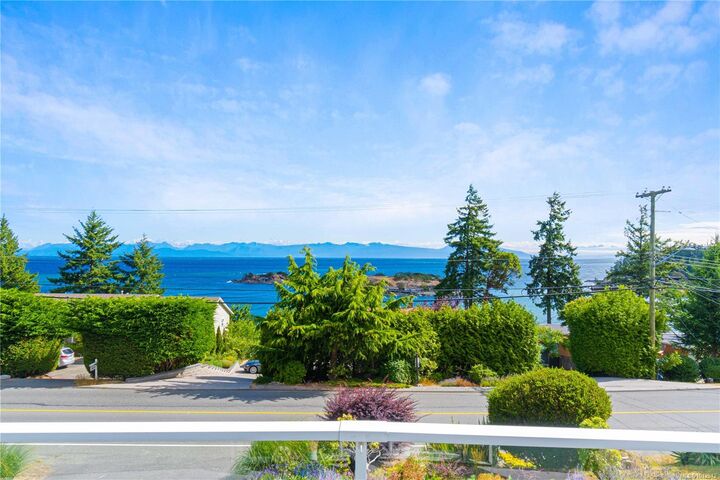 Property Photo: 3817 Hammond Bay Rd BC V9T 1G4
