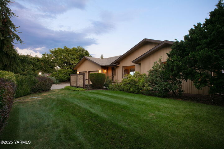 Property Photo: 6012 Englewood Ave WA 98908