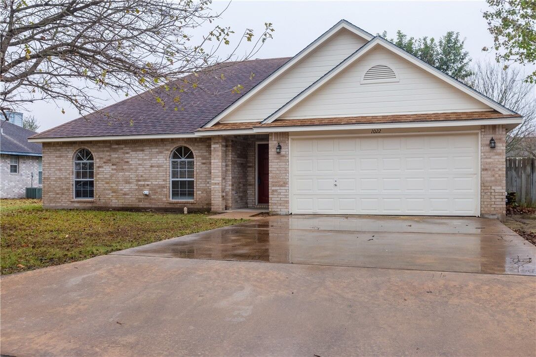 Property Photo:  1022 Alamo Street  TX 78644 