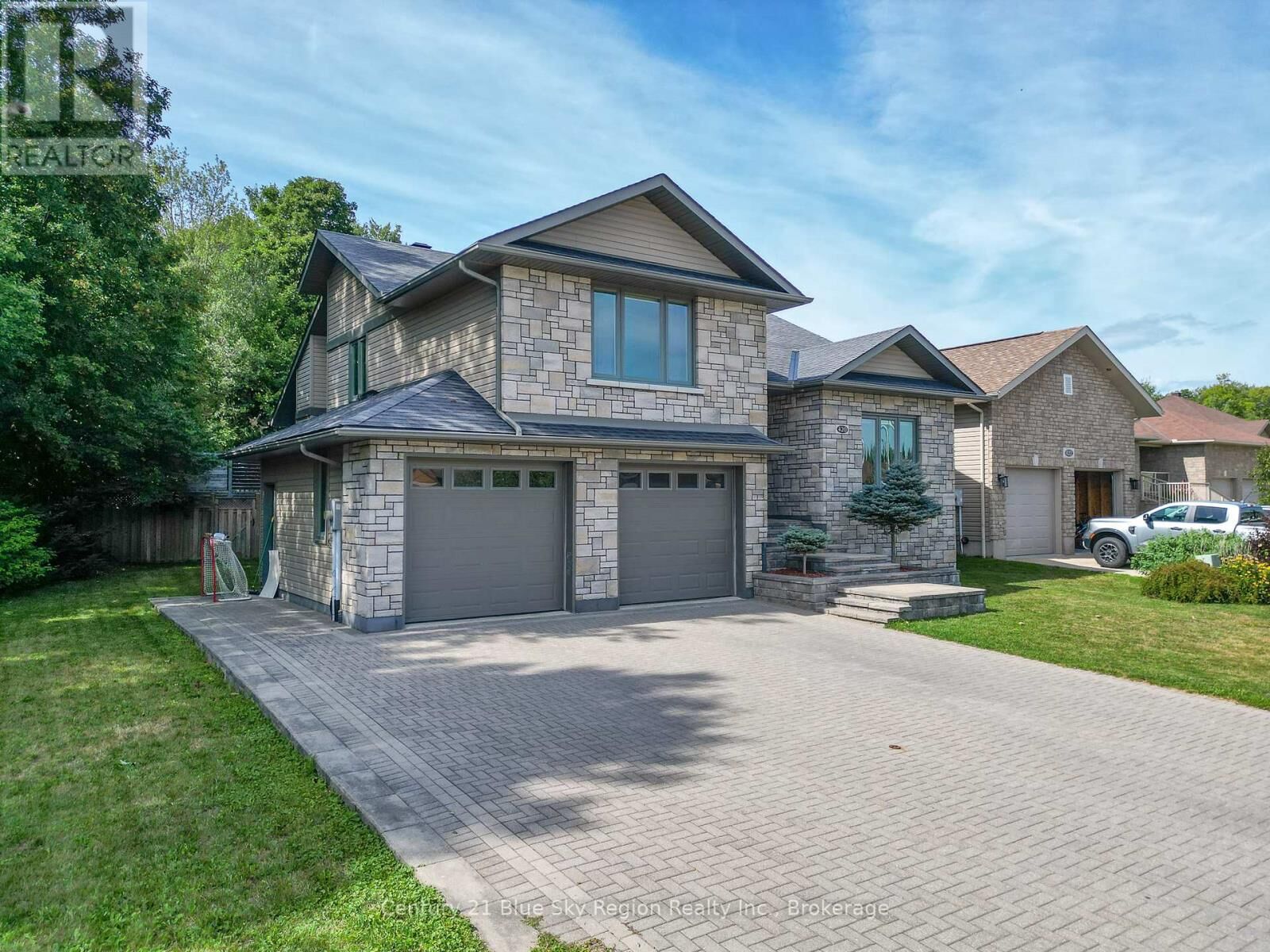 Property Photo:  420 Pearce Street  ON P1C 1M8 