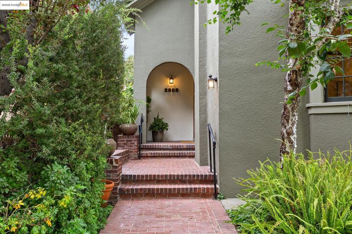 Property Photo:  2905 Piedmont Ave  CA 94705 