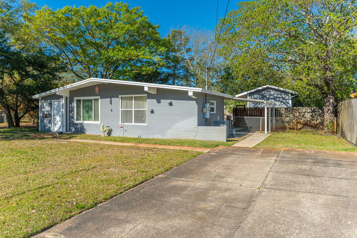 Property Photo: 611 Shrewsbury Road FL 32569