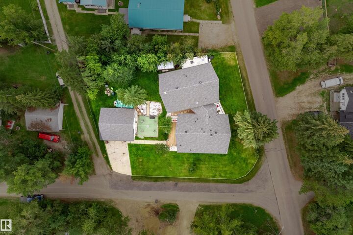 Photo de la propriété:  4704 51 Street  AB T0E 0A0 