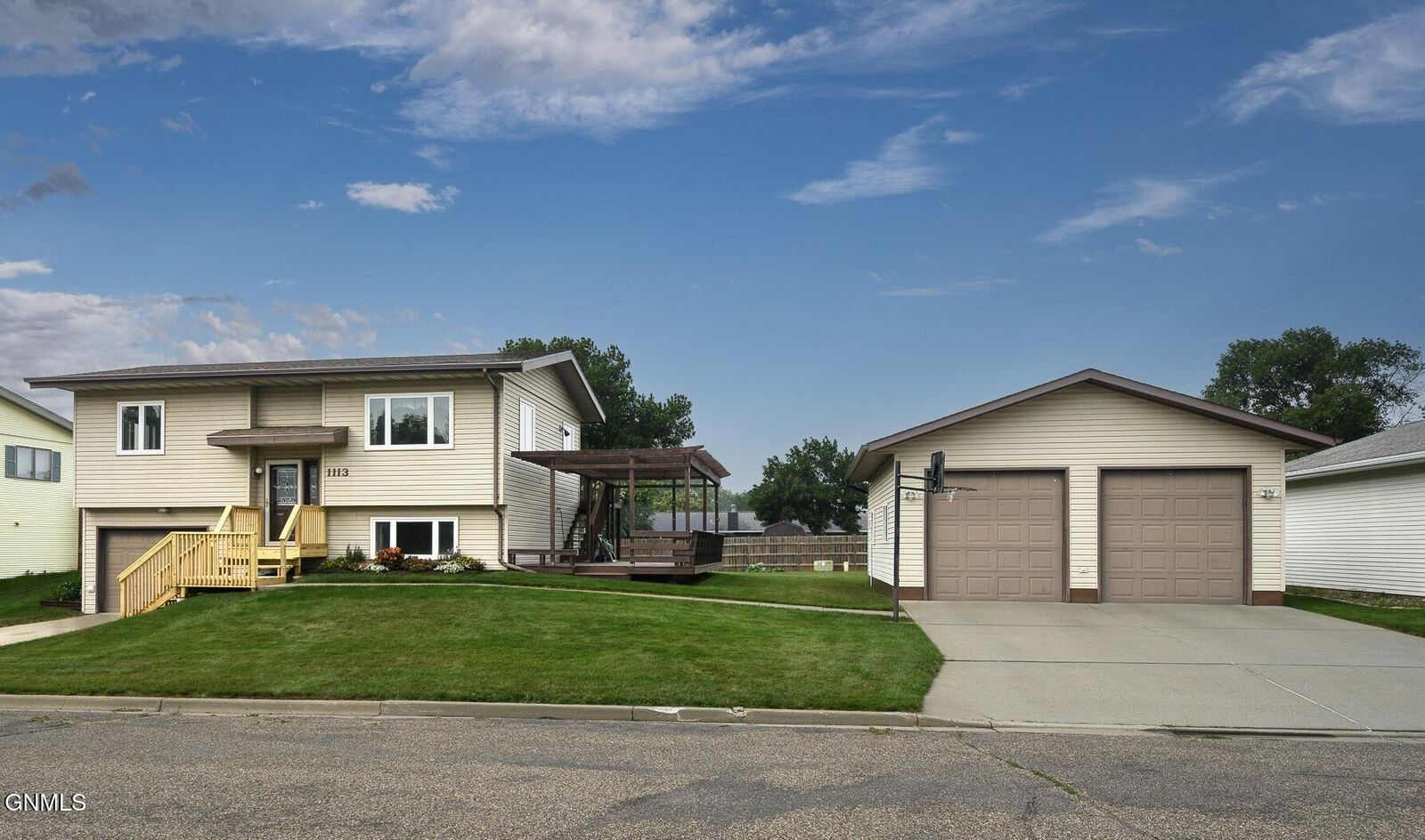 Property Photo:  1113 Chestnut Lane  ND 58523 