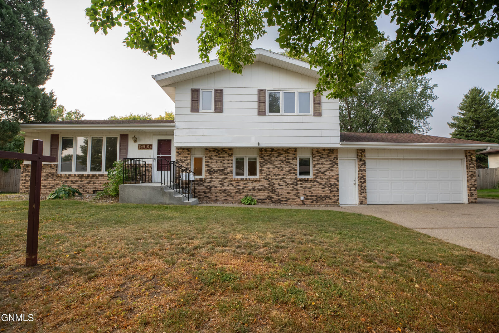 Property Photo: 1905 N Grandview Lane ND 58503
