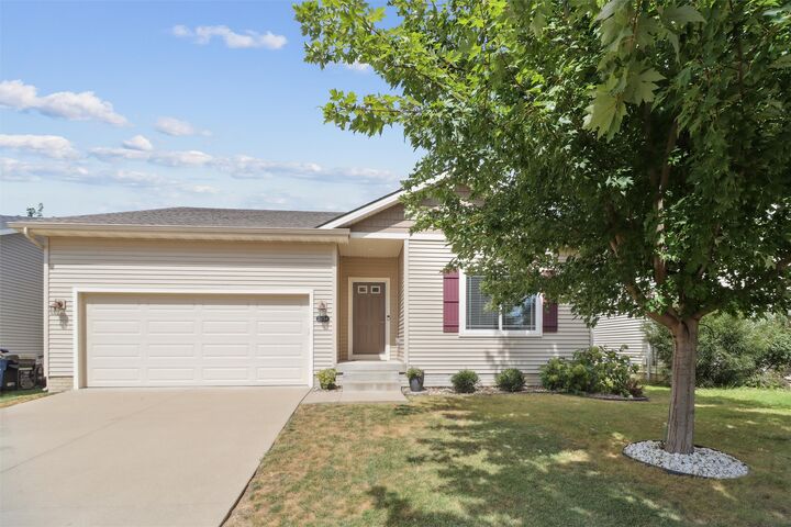 2434 River Meadows Drive  Des Moines IA 50320 photo