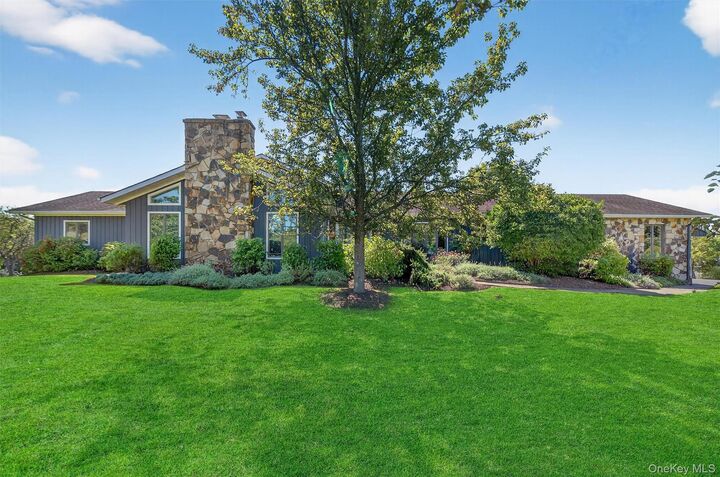 Property Photo:  10 Southgate  NY 10924 