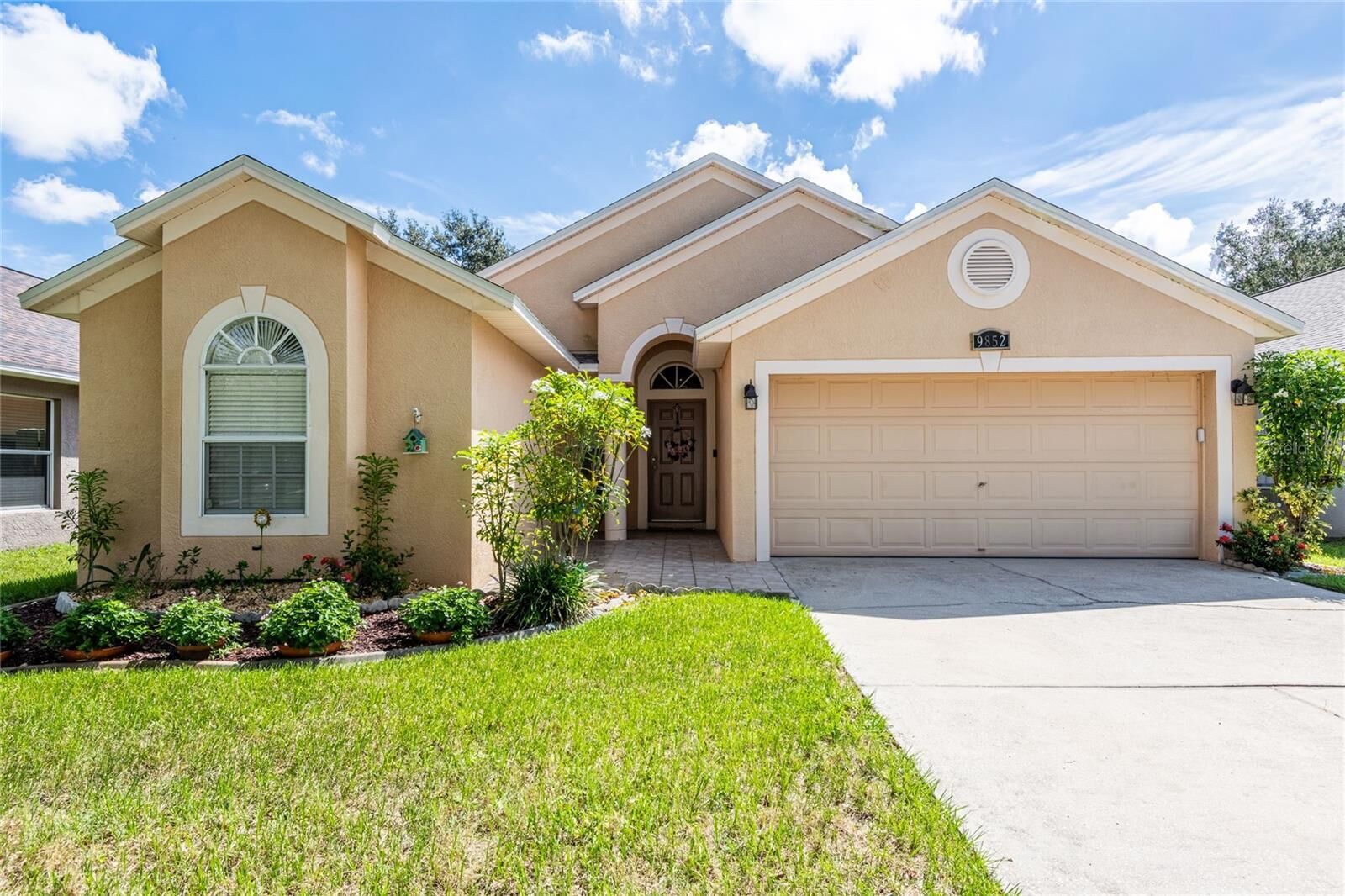 Property Photo:  9852 Laurel Ledge Drive  FL 33569 
