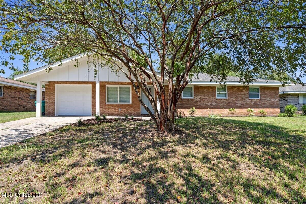 Property Photo:  2621 W Samuel Street  MS 39503 