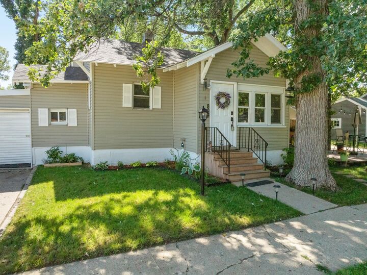 Property Photo:  809 4th Ave NW  ND 58703 