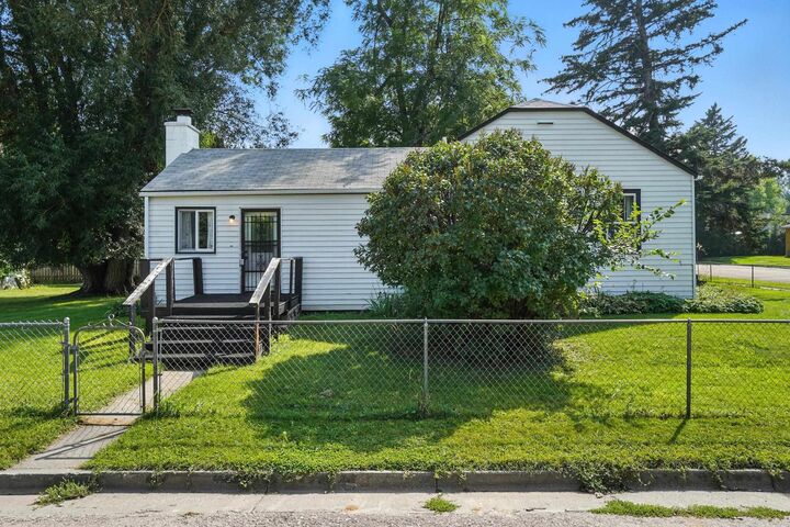 Property Photo:  1512 Pine Street  SD 57785 