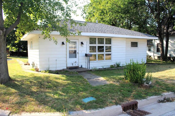 727 N Grant Street  Clinton IL 61727 photo