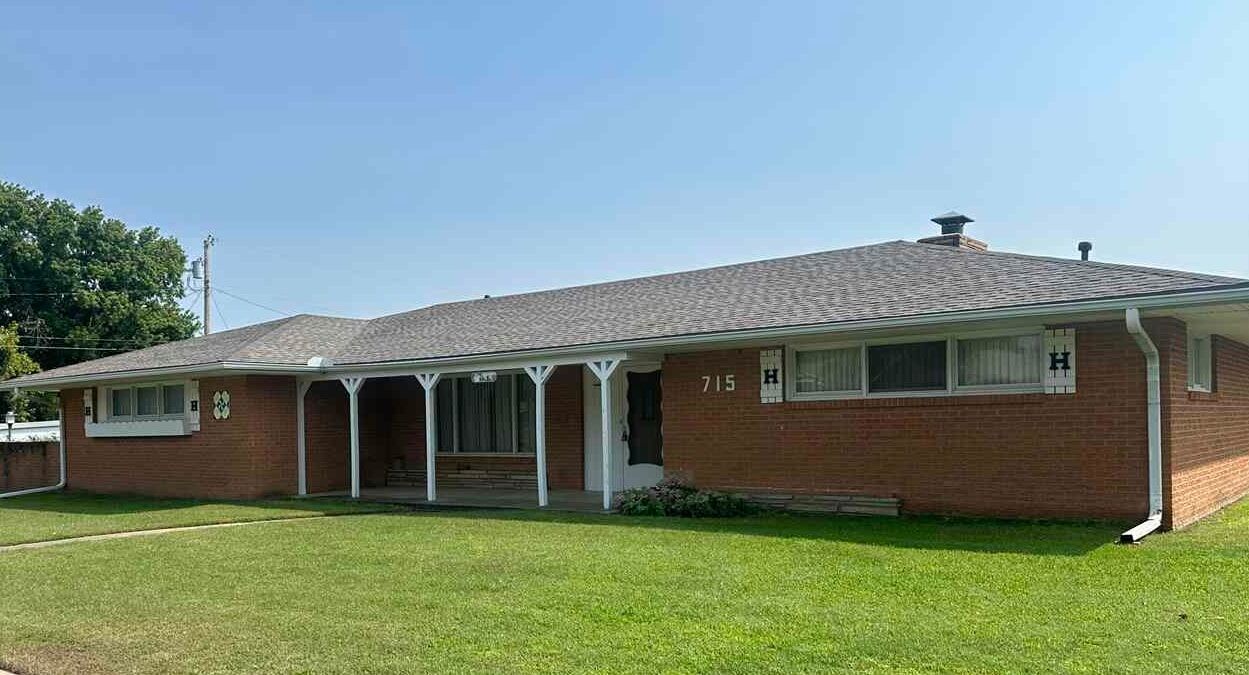Property Photo:  715 Parkway Drive  OK 74631 