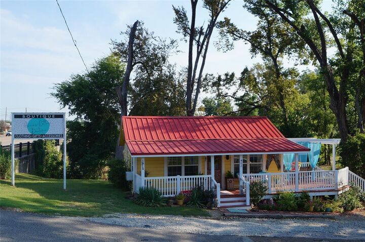 Property Photo: 402 College St TX 75103