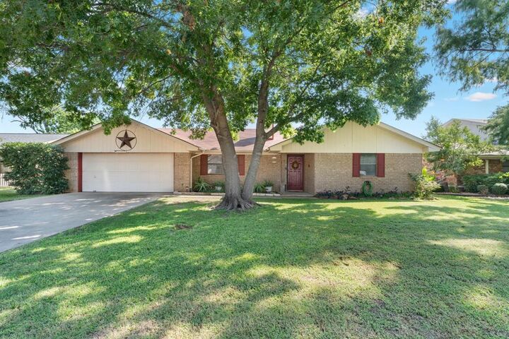 Property Photo: 1407 Inglewood Drive TX 76401