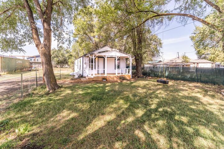 Property Photo:  1298 NW Harwood Street  OR 97754 