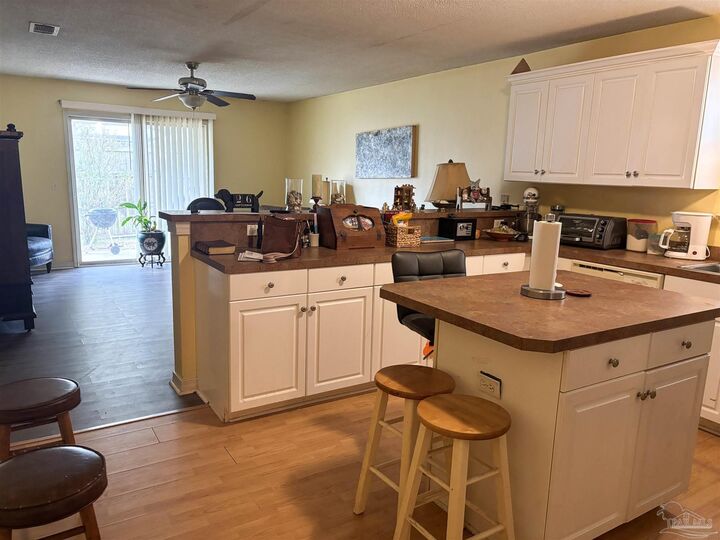 Property Photo: 1060 Antigua Cir FL 32506