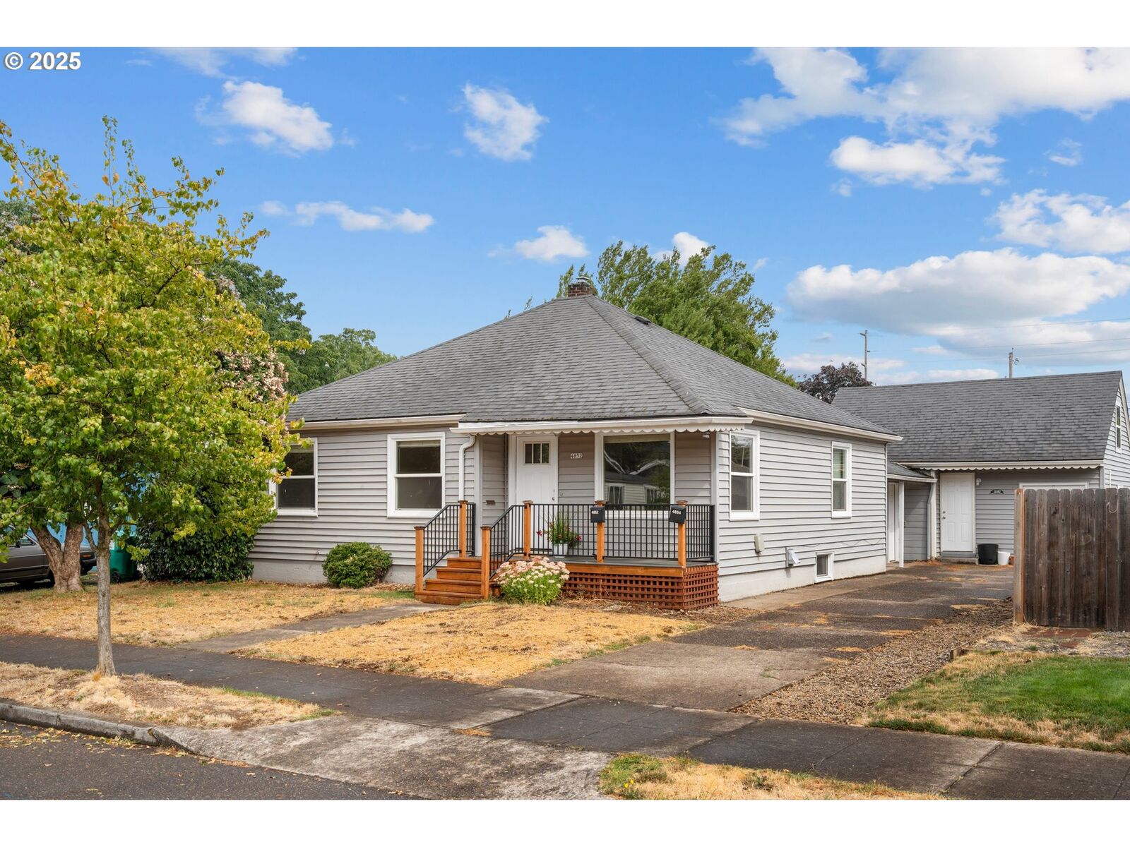 Property Photo:  4852 SE 65th Ave  OR 97206 