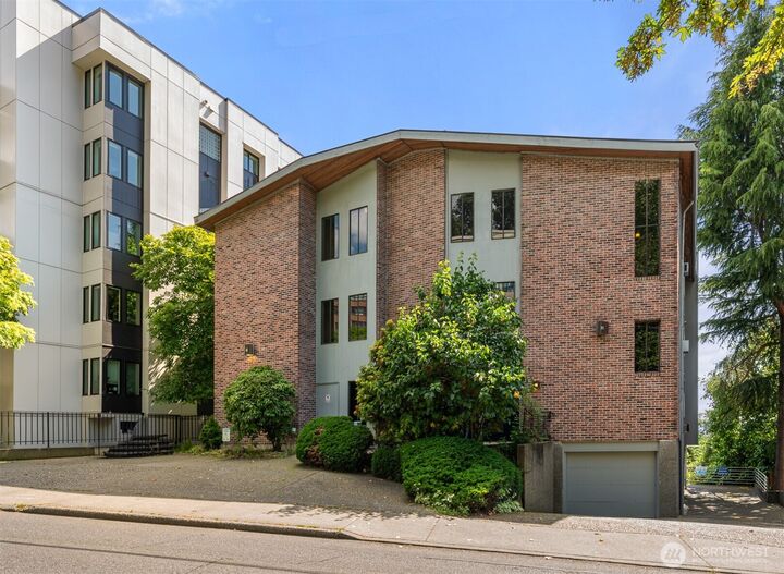 Property Photo:  617 W Mercer Place 202  WA 98119 