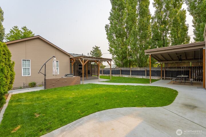 Property Photo: 716 S Wanapum Drive WA 98837