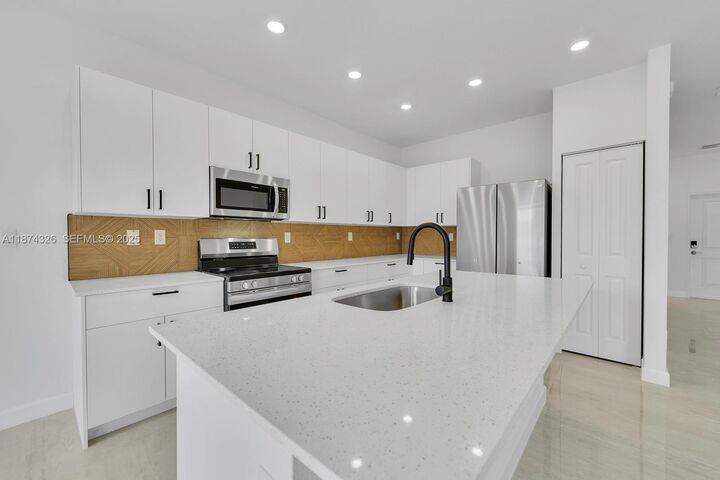 Property Photo: 14888 SW 163rd Ter FL 33187