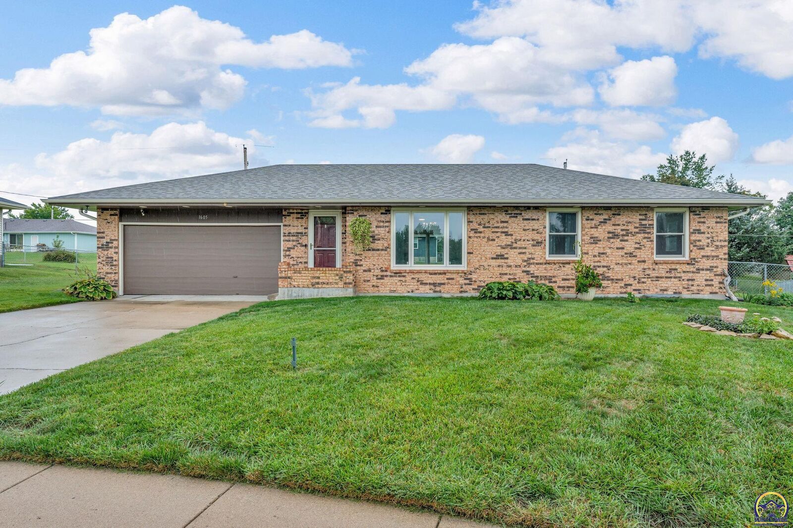 Property Photo:  1605 SE 38th St  KS 66609 