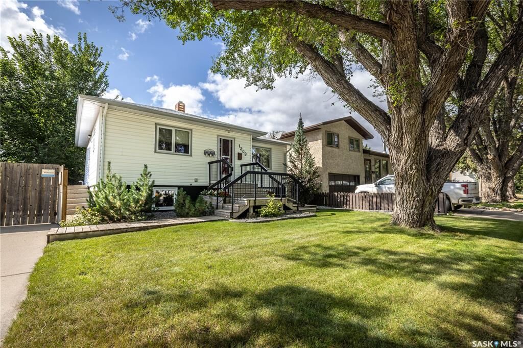 Property Photo: 1209 L Avenue S SK S7M 2J9