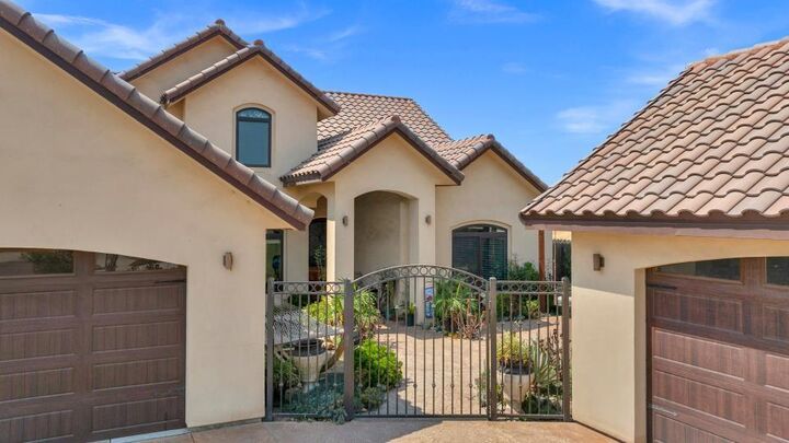 Property Photo: 1139 N Citrus Court CA 93292