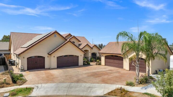 Property Photo:  1139 N Citrus Court  CA 93292 