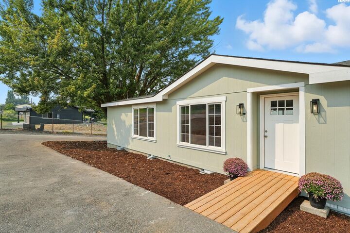 Property Photo:  211 Harbor Blvd  WA 99323 