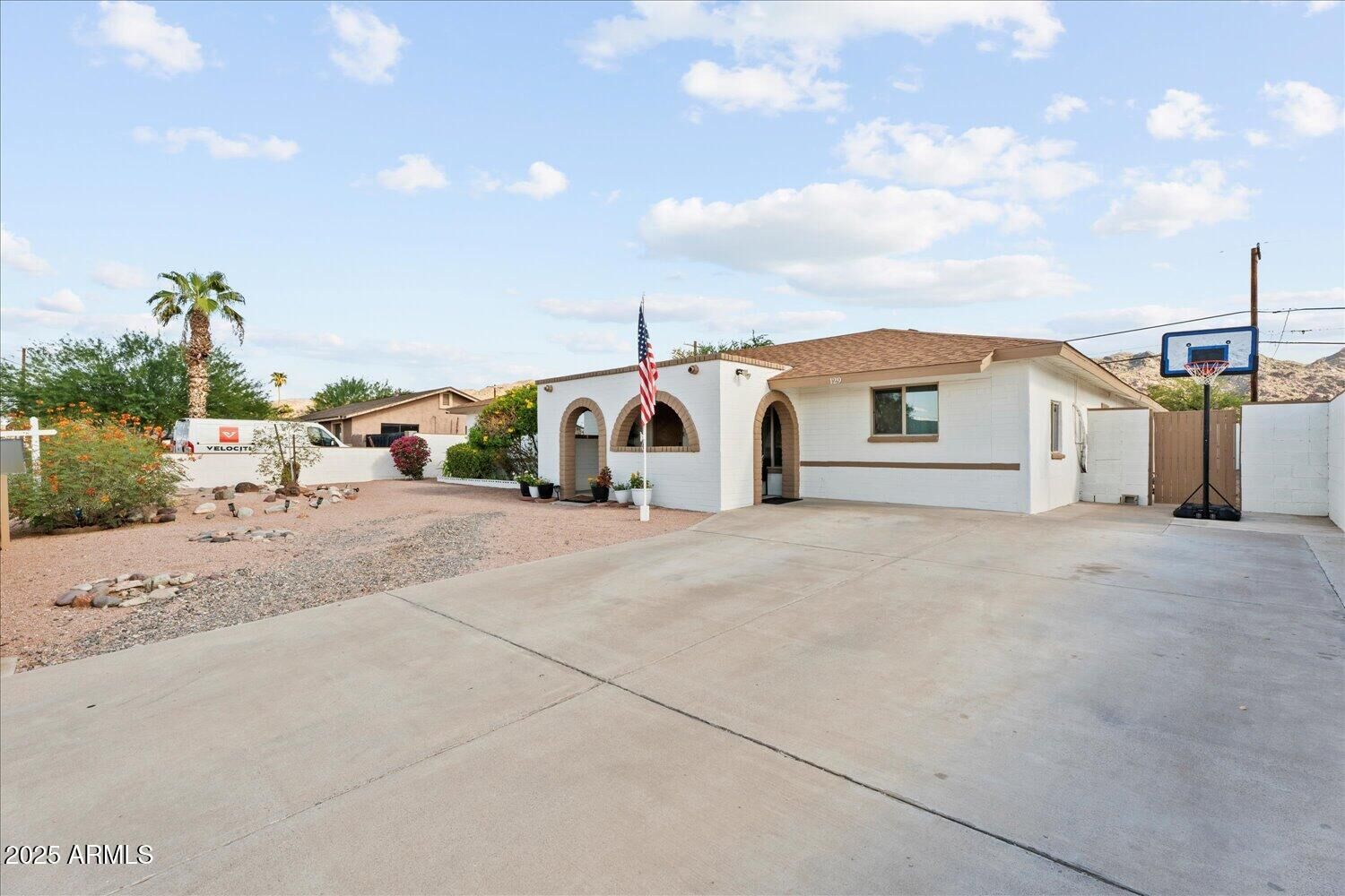 Property Photo:  129 E Monte Way  AZ 85042 