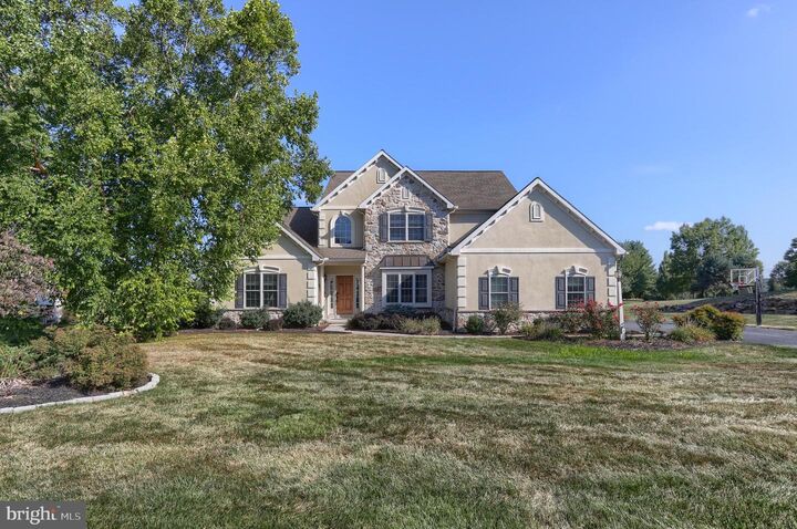 Property Photo:  932 Meadowood Circle  PA 17042 