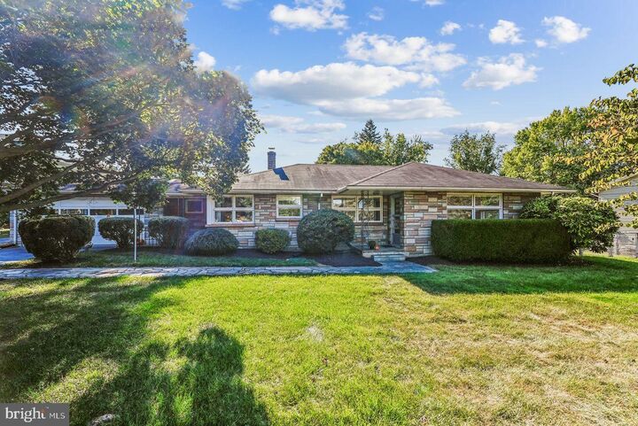 221 S Maple Avenue  Purcellville VA 20132 photo