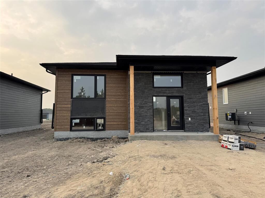 Property Photo: 10 Conifer Cove MB R5L 0L5
