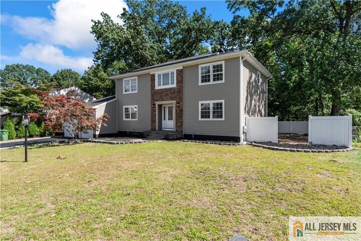 Property Photo:  13 Glynn Court  NJ 08859 