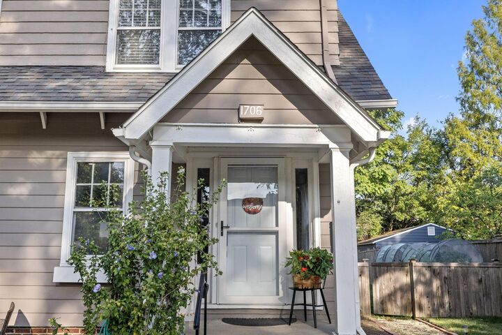 Property Photo:  1706 Andover Road  OH 43212 