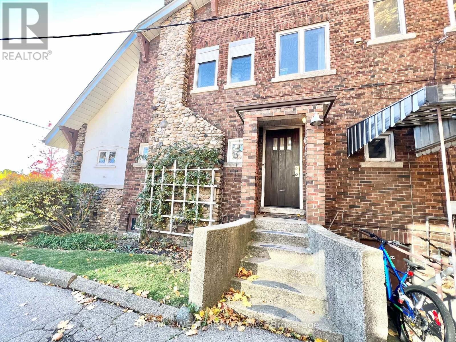 Photo de la propriété: 14 Glenavon Road Upper ON M6K 1E1