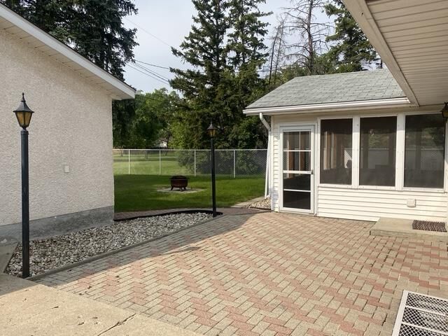 Property Photo: 34 Crossgate Road MB R2C 1L2