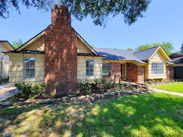Property Photo: 5846 Paisley Street TX 77096