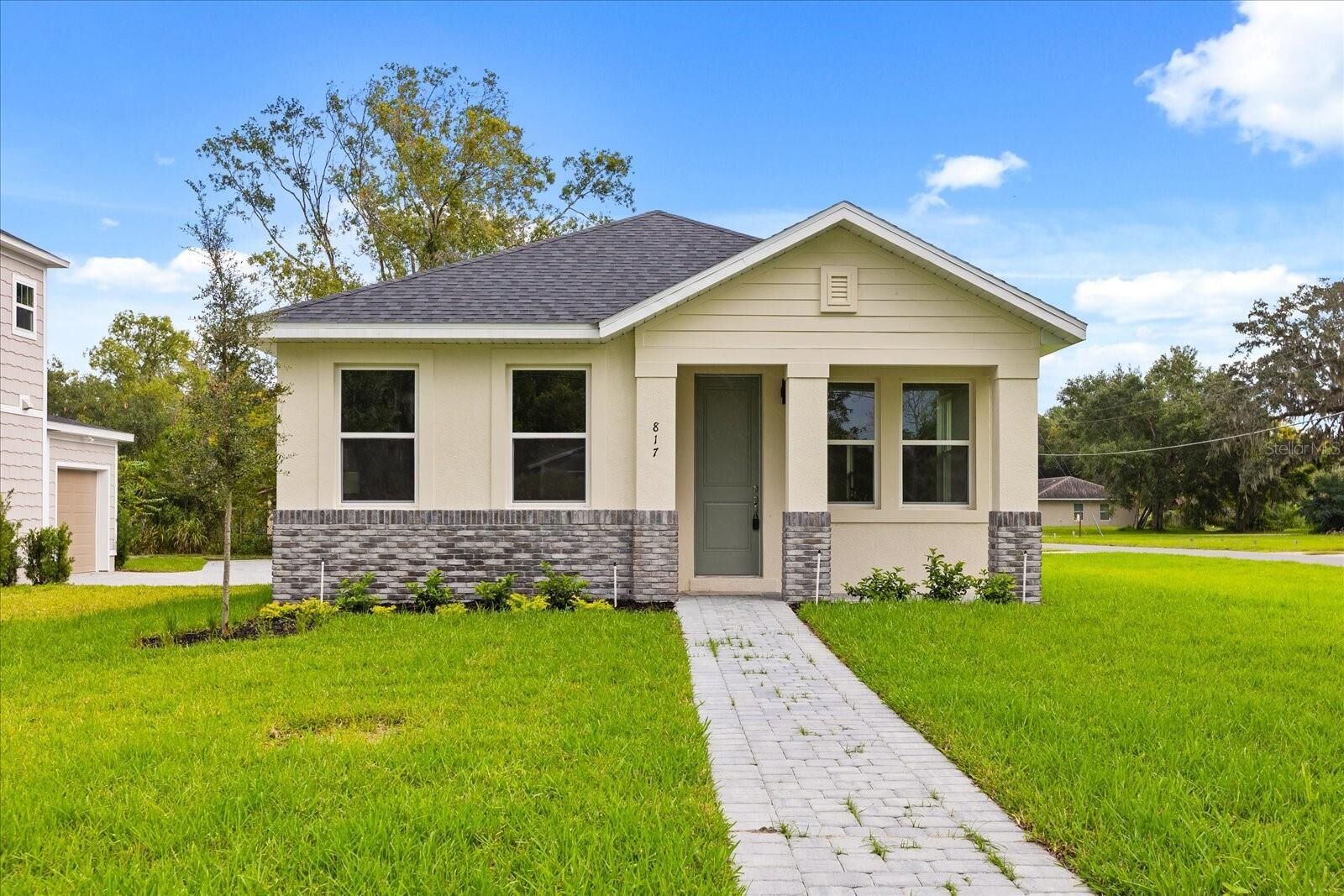Property Photo:  817 S Locust Avenue  FL 32771