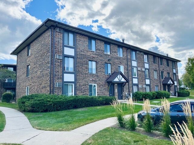 Property Photo:  1000 Centurion Lane 4  IL 60061 