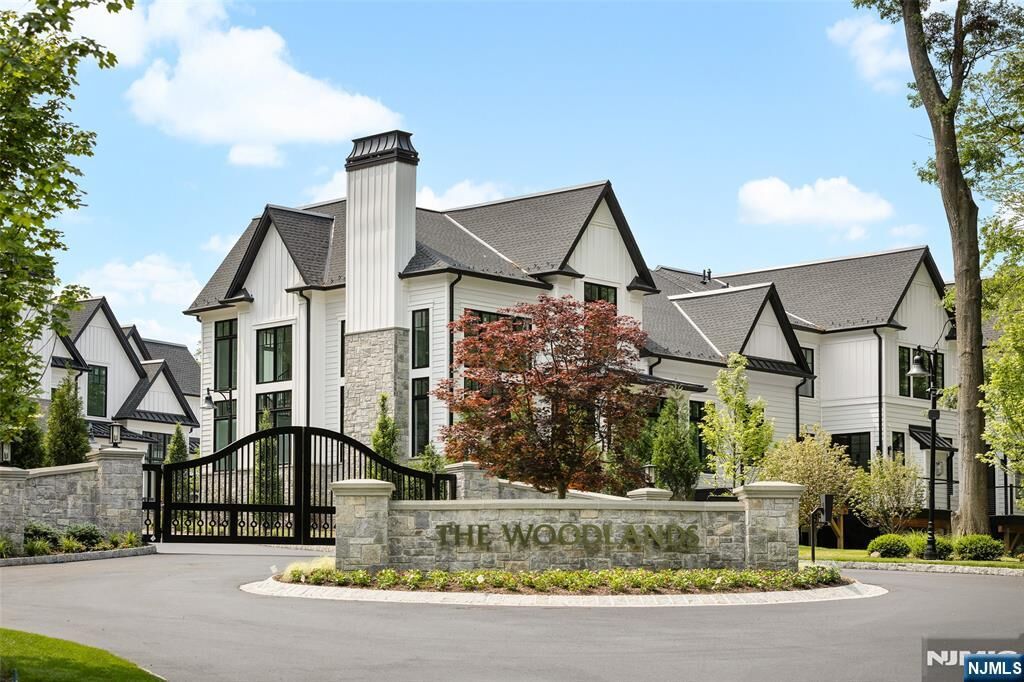 Property Photo:  6 Stone Bridge Court  NJ 07627 