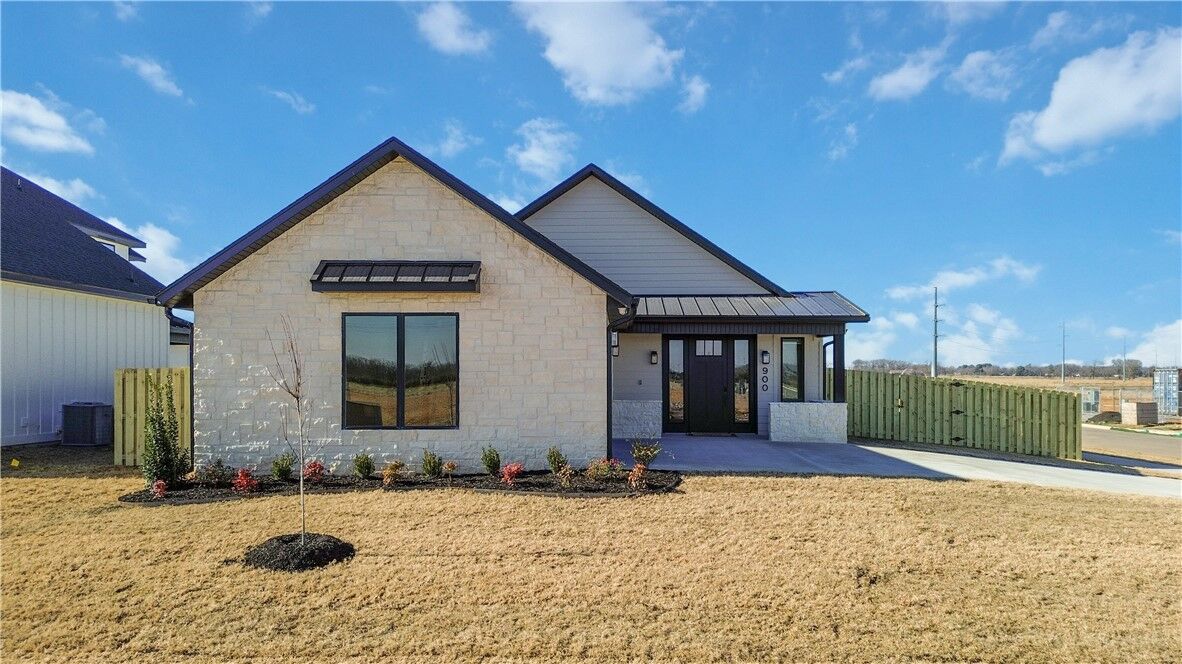 Property Photo:  980 Thornwood Place  AR 72713 