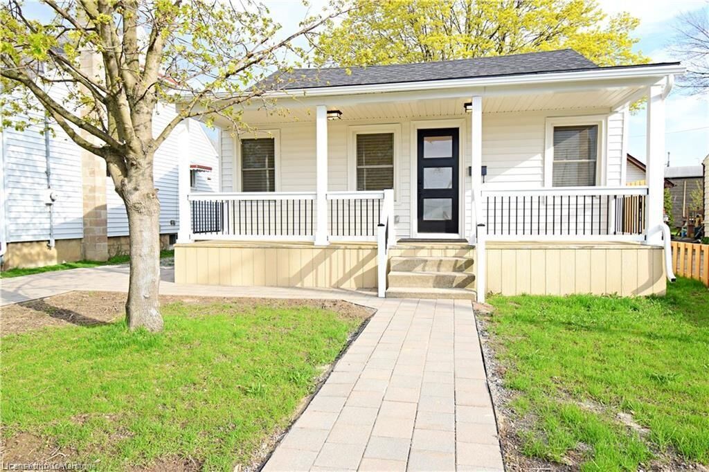 Photo de la propriété: 4 Lancaster Avenue ON L2R 2R6