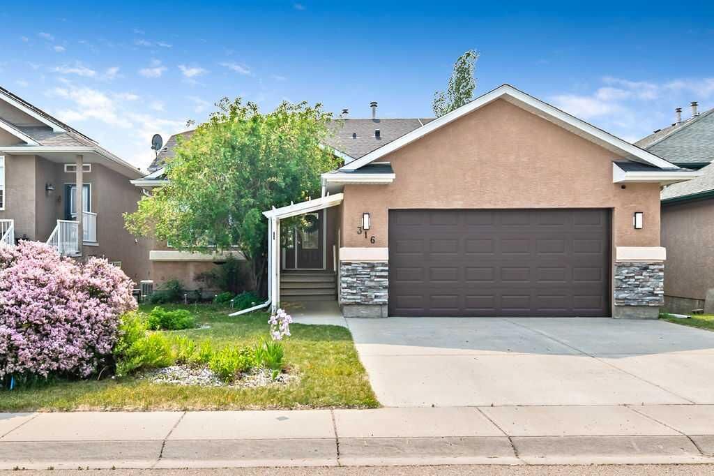 Property Photo:  316 Lineham Acres Drive NW  AB T1V 1W7 