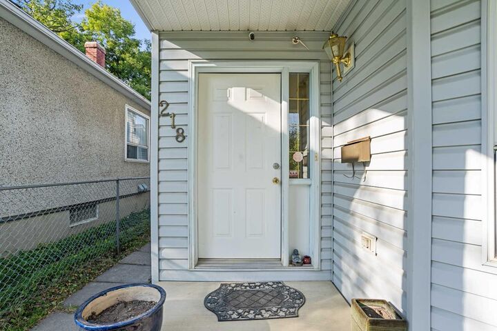 Property Photo:  218 15 Avenue NW  AB T2M 0G8 