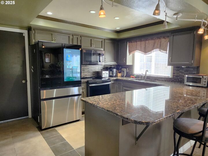 Property Photo:  1387 Windsong Ct  OR 97304 